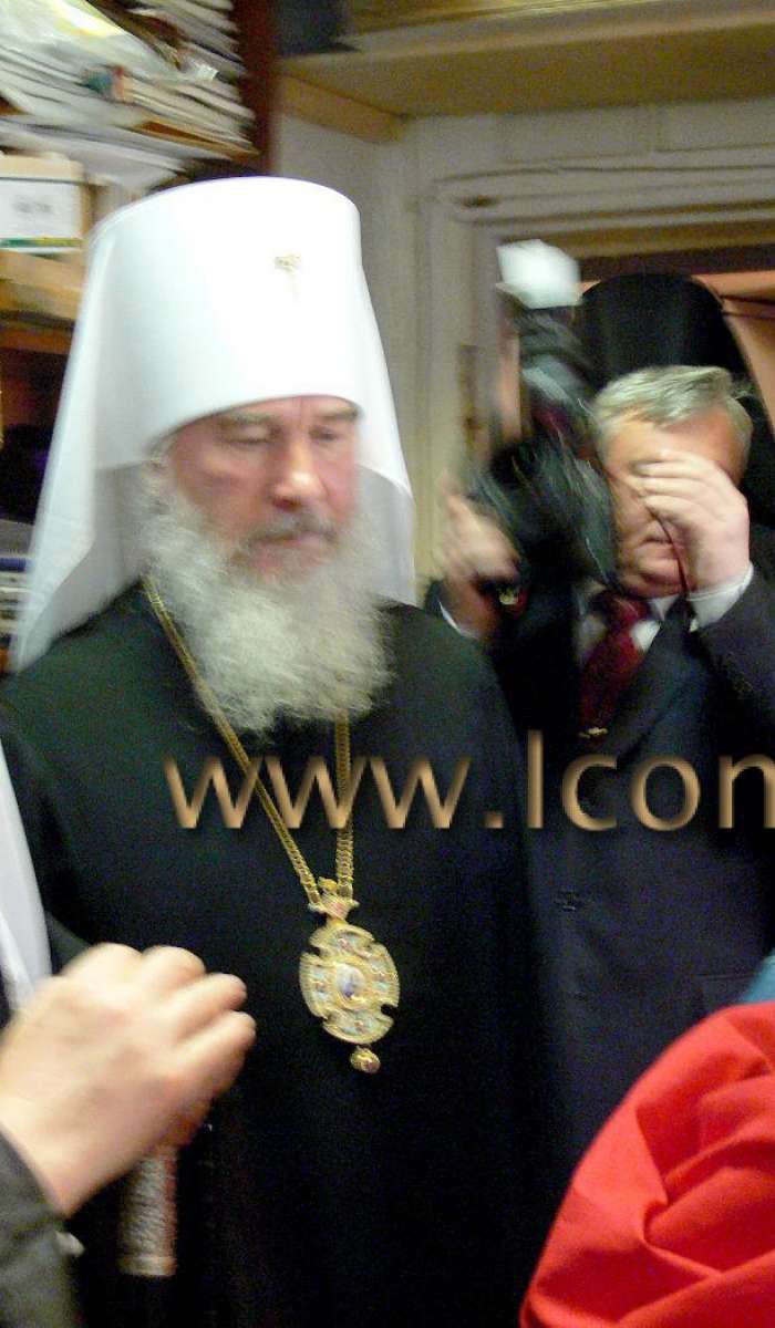 Фото: Екатерина Ильинская торжественно дарит икону Его Святейшеству