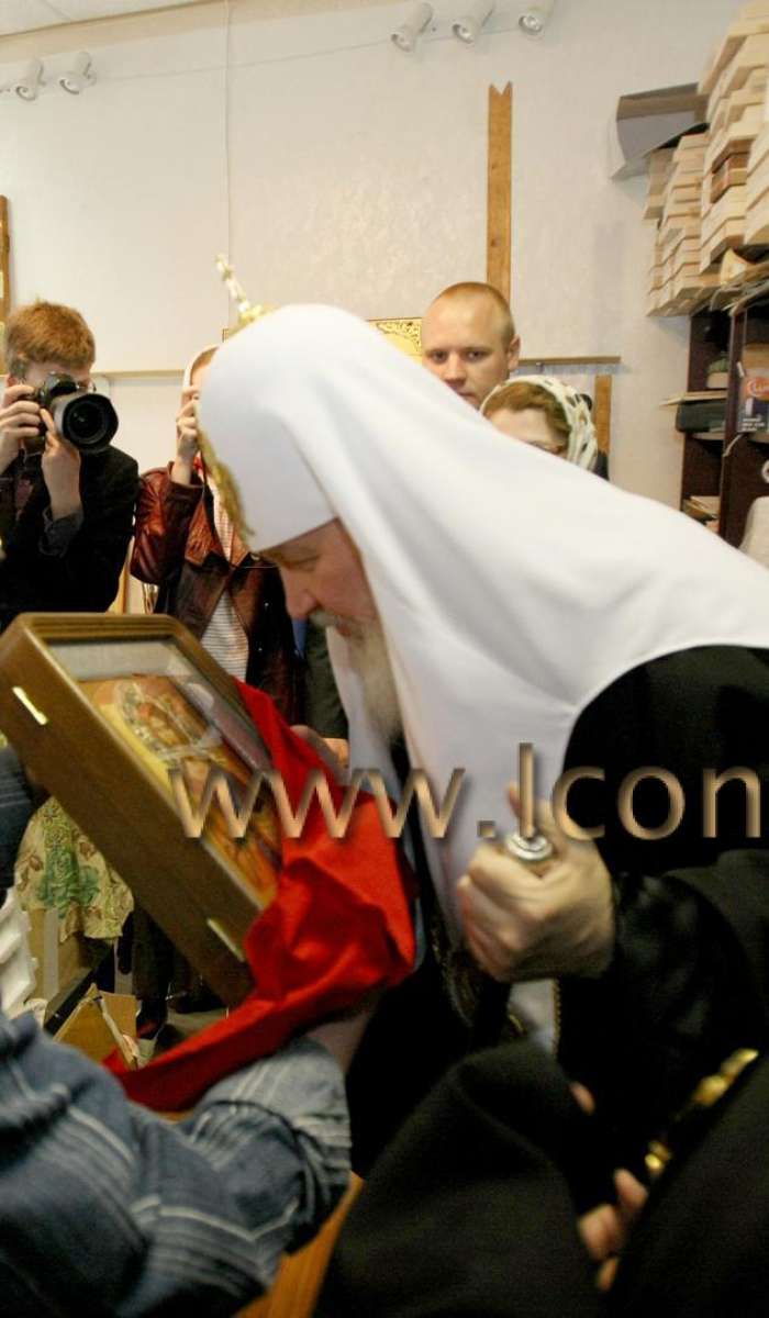 Фото: Екатерина Ильинская торжественно дарит икону Его Святейшеству