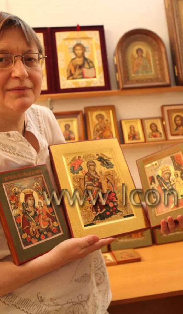 Фото: Екатерина Ильинская держит икону Пресвятой Богородицы «Неувядаемый Цвет»