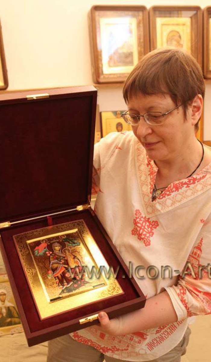 Фото: Екатерина Ильинская держит икону Пресвятой Богородицы «Неувядаемый Цвет»