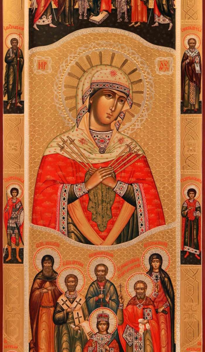 Фото: Семейная икона. Деисус. Образ Пресвятой Семистрельная, семейные святые: Царевич Димитрий Угльческий, Димитрий Плышевский, Анатолий Пичерский, Елисбар Касанский, Апостол Артема, Иулия Анкирская. На полях иконы избранные святые.