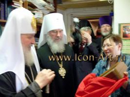 Екатерина Ильинская торжественно дарит икону Его Святейшеству