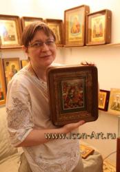 Екатерина Ильинская держит икону Пресвятой Богородицы «Неувядаемый Цвет»