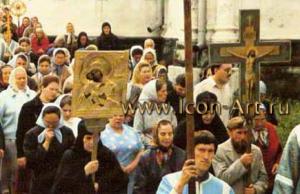 Крёстный ход в деревне с иконой Пресвятой Богородицы «Казанская».