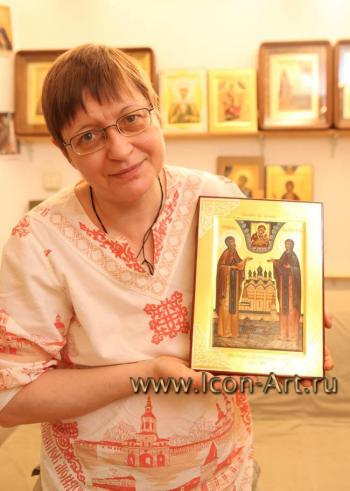 Екатерина Ильинская держит икону святых «Петр и Феврония»