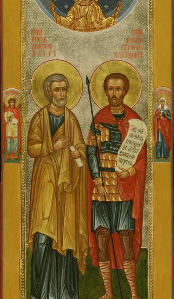 Фото: Святой первоверховный ап. Петр и святой мч. Виктор Халкидонский. Сверху благословляющий Господь Вседержитель. На полях иконы святой архангел Михаил и святая мц. Галина Коринфская