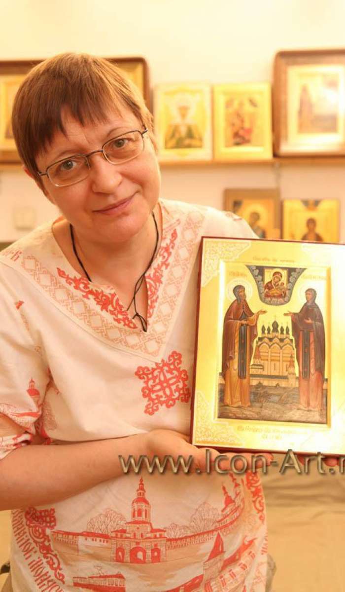 Фото: Екатерина Ильинская держит икону святых «Петр и Феврония»