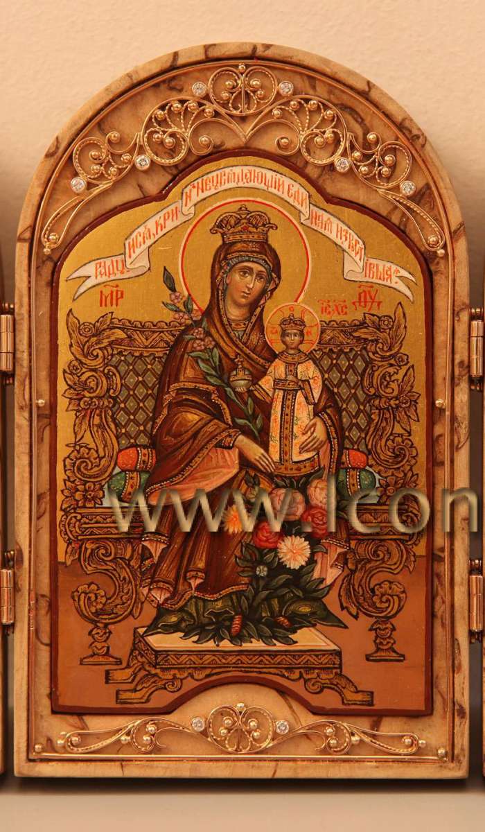 Фото: Складень из карельской березы с иконой Пресвятой Богородицы «Неувядаемый Цвет» и предстоящими святыми Ангелами