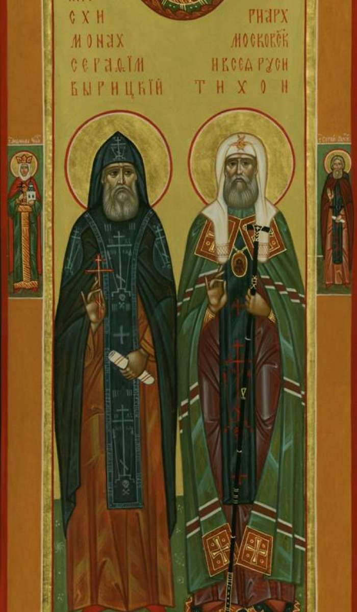 Фото: Святой иеросхимонах Серафим Вырицкий и Патриарх Московский и всея Руси Тихон. Сверху благословляющий Господь Вседержитель, на полях иконы святая мц. Людмила княгиня Чешская и святой прп. Сергий Радонежский.