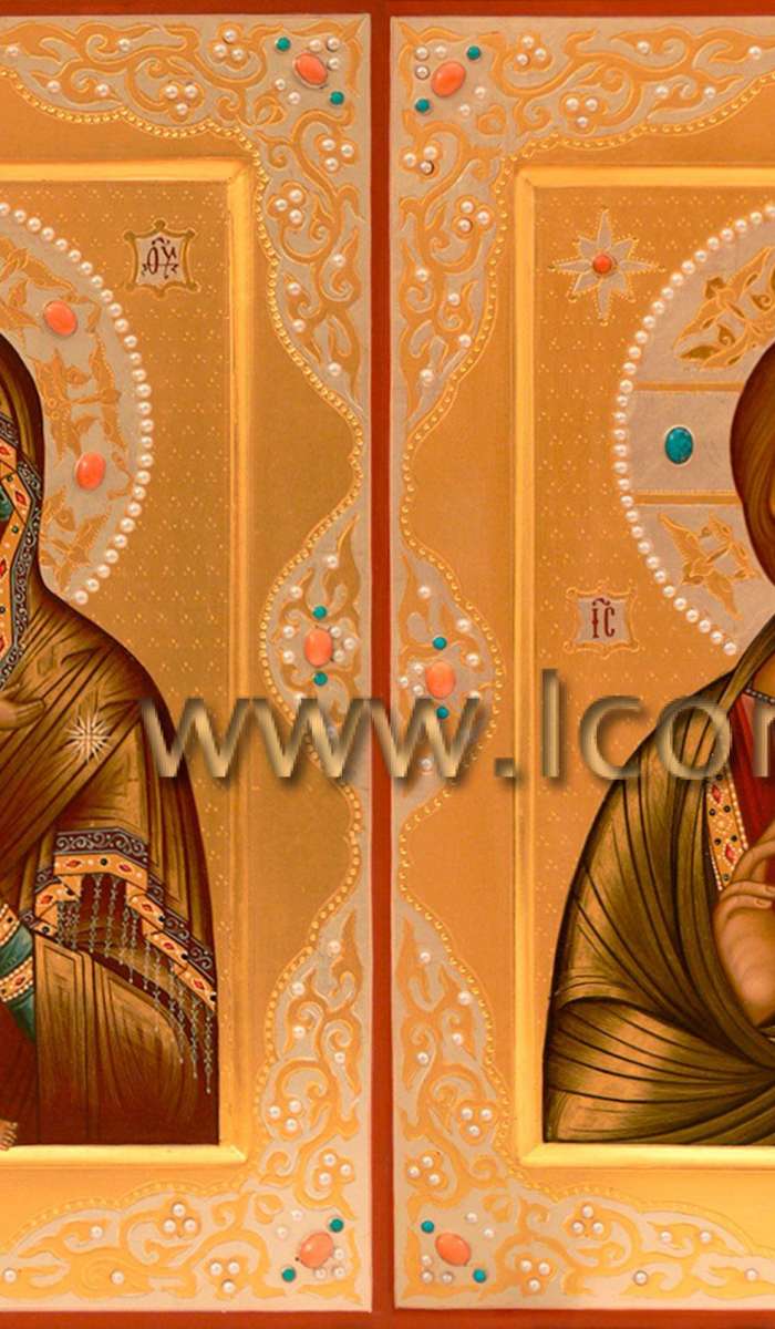 Фото: Венчальная пара с иконой Божией Матери «Владимирская»