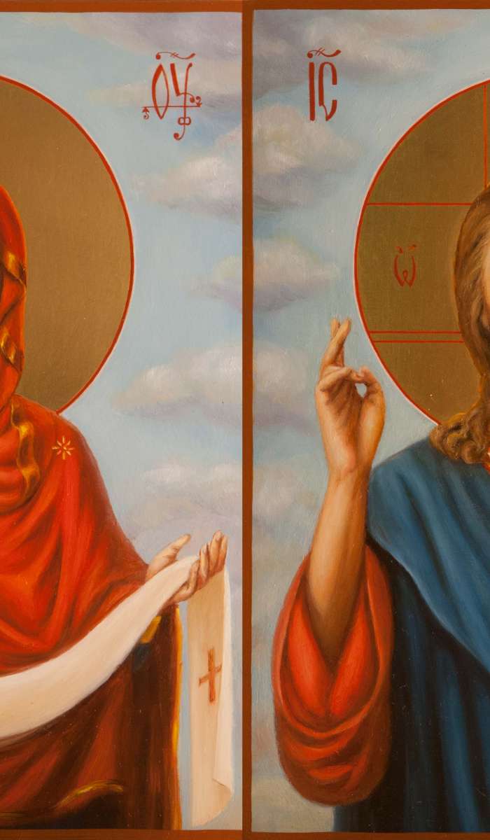 Фото: Венчальная пара с иконой Богородицы «Покров»