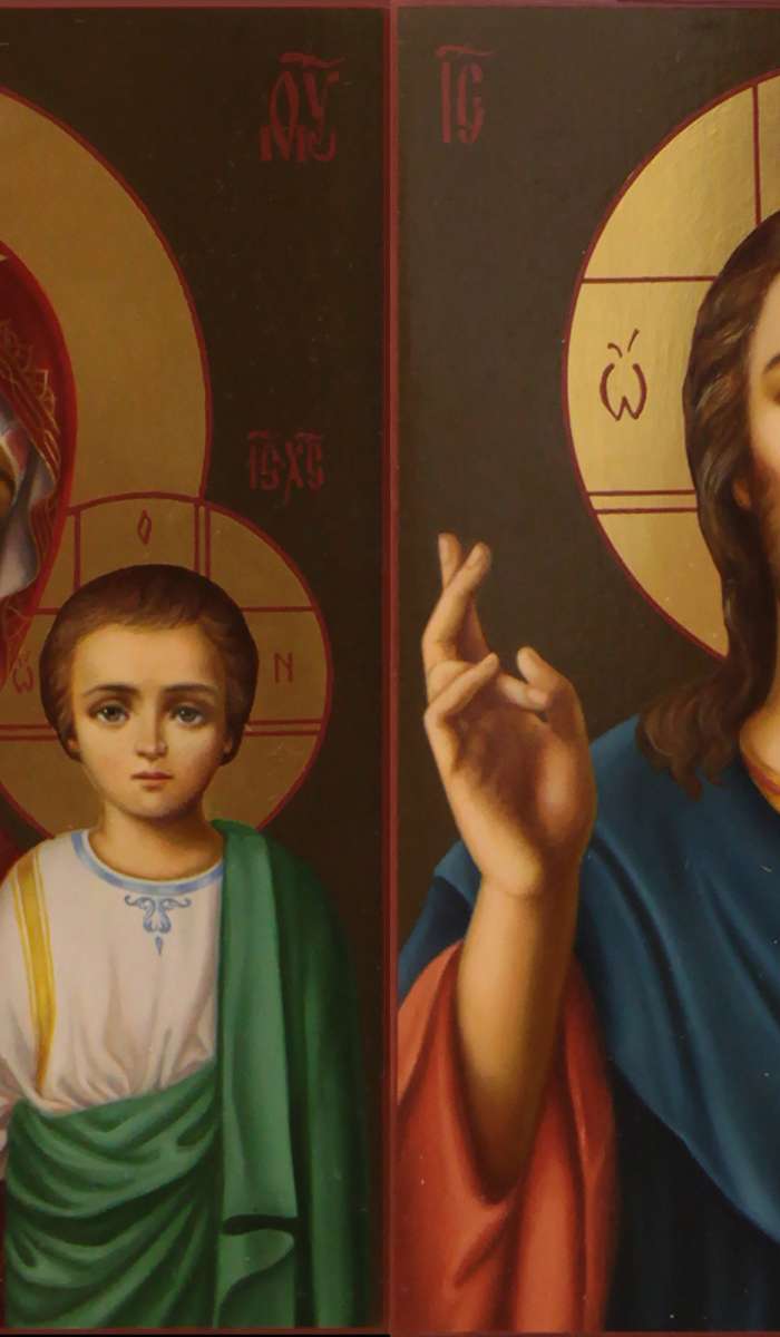 Фото: Венчальная пара с иконой Богородицы «Казанская»