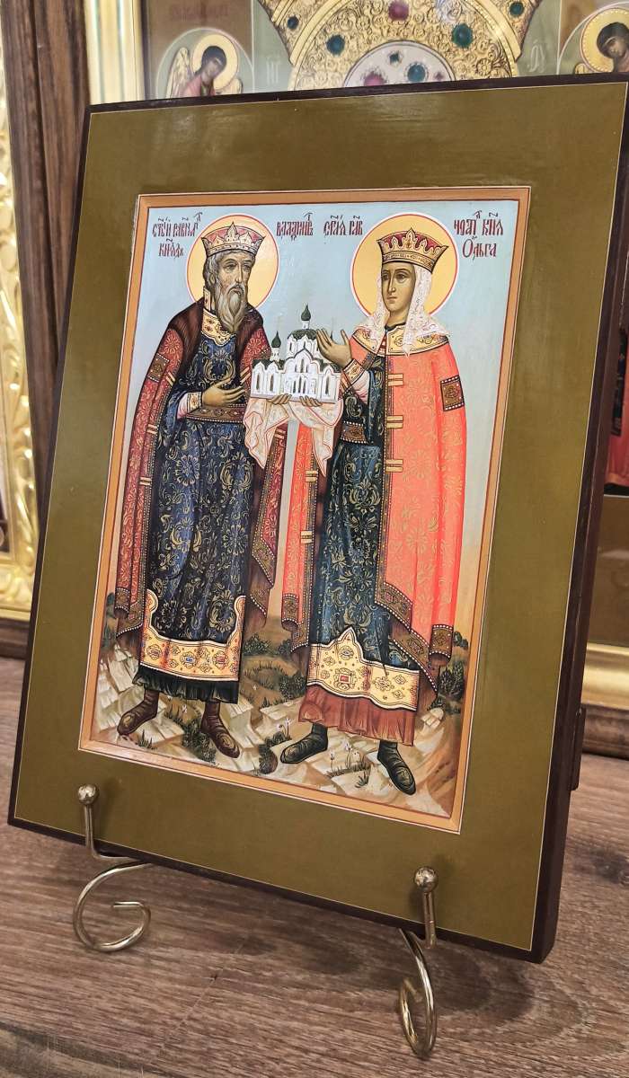 Фото: Икона святых равноапостольных  князей Владимира и Ольги
