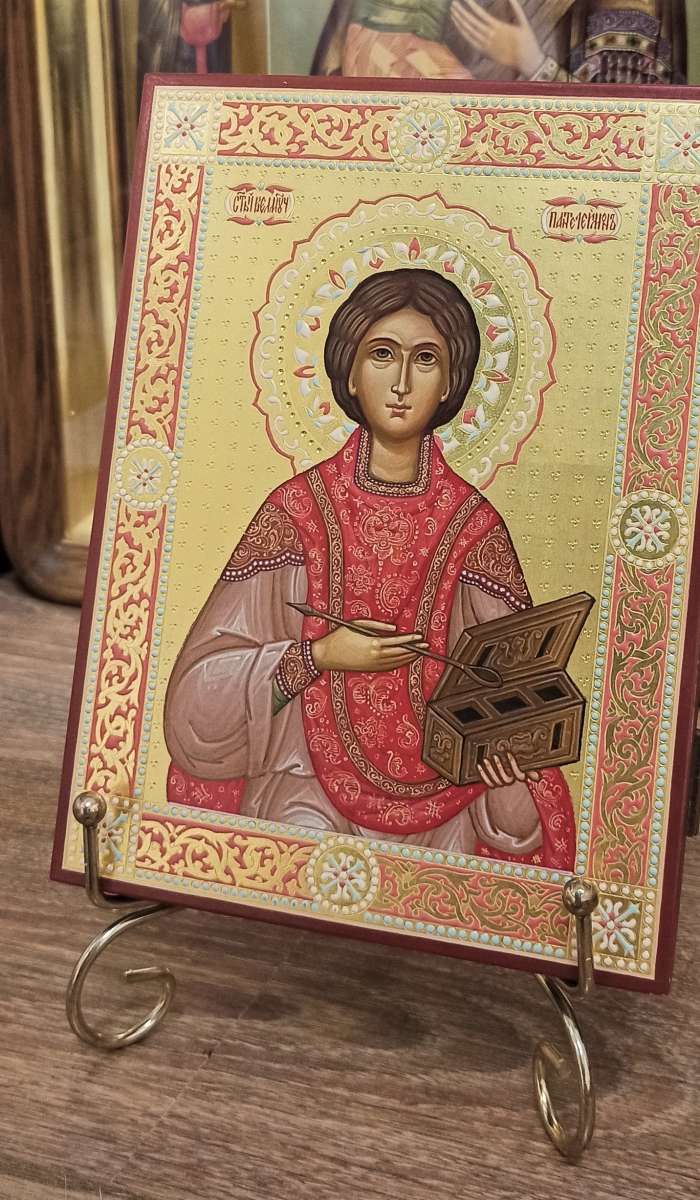 Фото: Икона святого целителя Пантелеимона