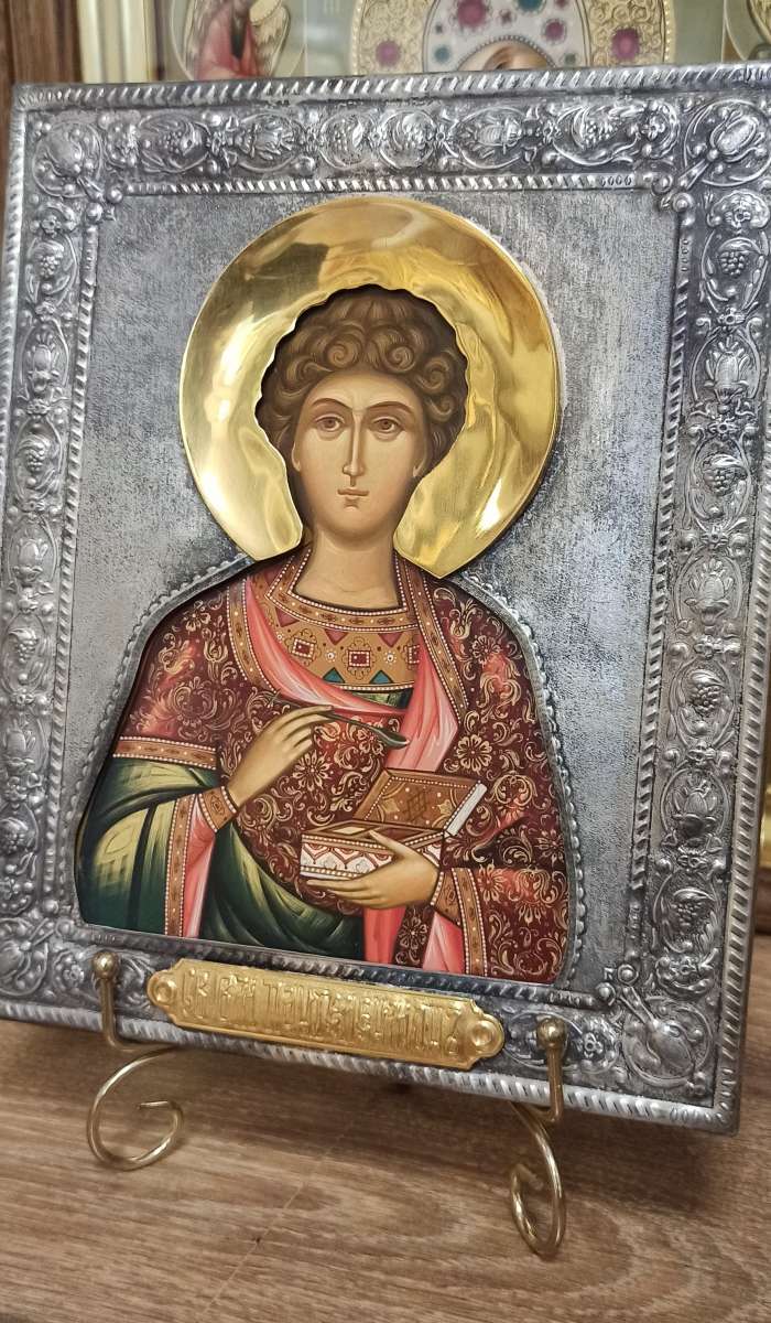 Фото: Икона святого целителя Пантелеимона