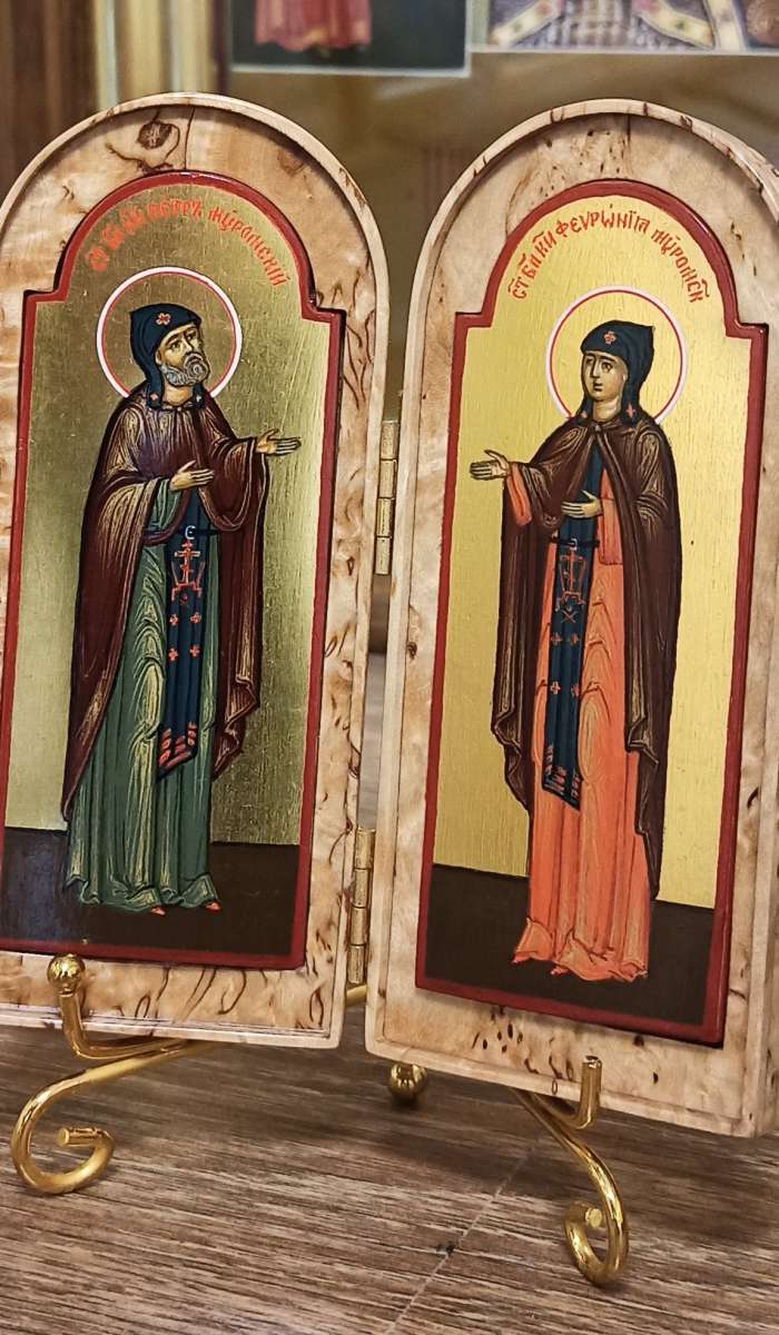 Фото: Складень из карельской березы со святыми Птером и Февронией Муромскими