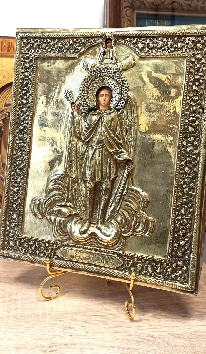 Фото: Икона святого Архангела Михаила в окладе