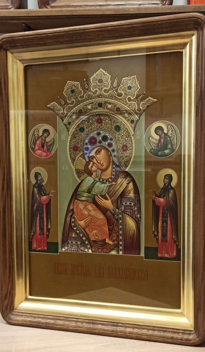 Фото: Икона Пресвятой Богородицы Владимирская-Волоколамская в киоте