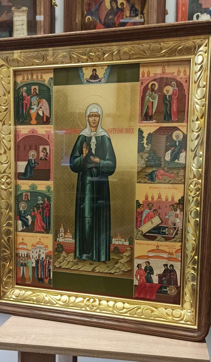 Фото: Икона святой блаженной Матроны Московской с житием в киоте