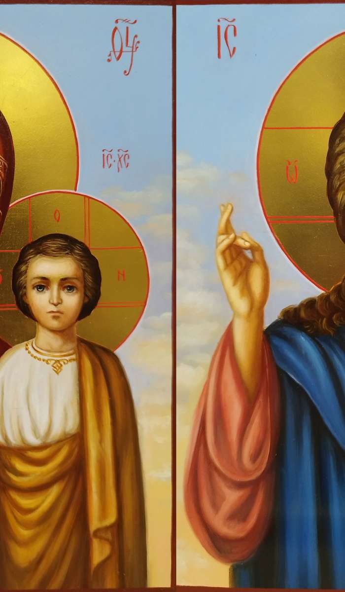 Фото: Венчальная пара с иконой Богороидцы "Казанская"