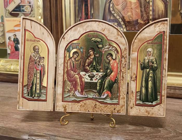 Фото: Складень из карельской березы. Пресвятая Троица, Святые Матрона Московская и Николай Чудотворец